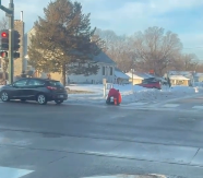 SVI KOMENTARIŠU JEDNU STVAR Čovek se okliznuo i pao nasred ulice, a onda je usledila NEVEROVATNA SCENA (VIDEO)